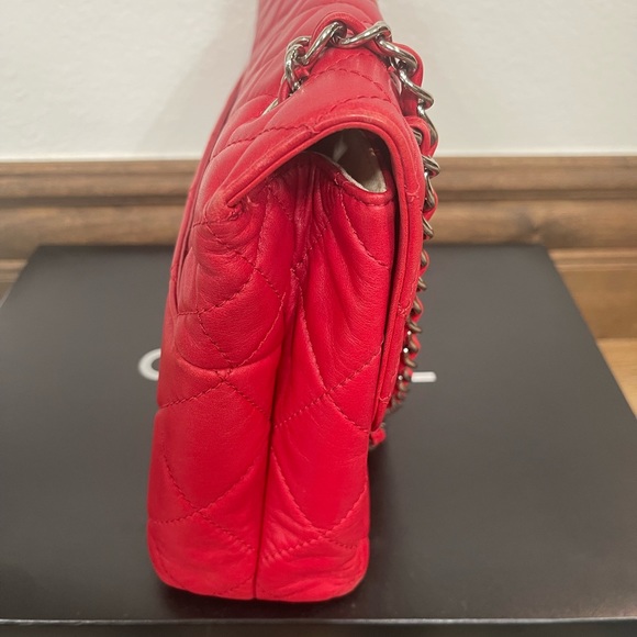 Beautiful red Chanel bag. - Picture 5 of 7